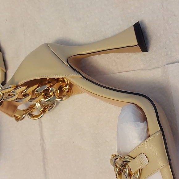 Woman's shoes - Picture 9 of 11